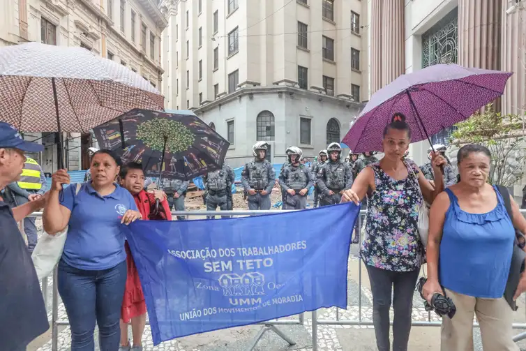 Paulo Pinto/Agência Brasil São Paulo (SP), 26/02/2026 - Manifestação de trabalhadores sem moradia contra o leilão do governo do estado de São Paulo, PPP novo centro administrativo na B3.
Foto: Paulo Pinto/Agência Brasil