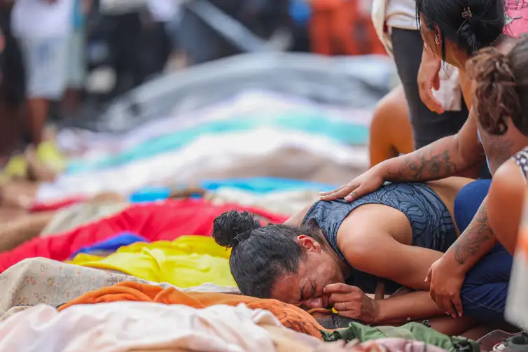 Tomaz Silva/Agência Brasil Rio de Janeiro (RJ), 22/12/2025 - Retrospectiva 2025 - Foto feita em 28/10/2025 - Dezenas de corpos são trazidos por moradores para a Praça São Lucas, na Penha, zona norte do Rio de Janeiro. Operação Contensçao.
Foto: Tomaz Silva /Agência Brasil