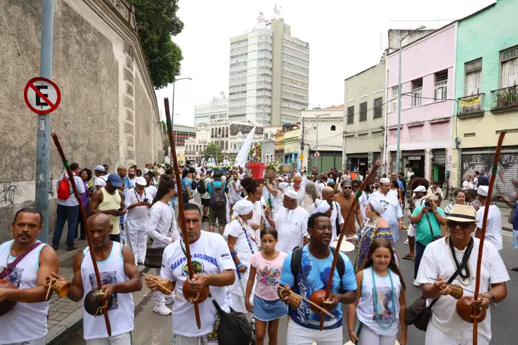 Rio de Janeiro (RJ), 02/02/2026 – O grupo Afoxé Filhos de Gandhi desfila no dia de Iemanjá pelas ruas da zona portuária do Rio de Janeiro. Foto: Tomaz Silva/Agência Brasil
