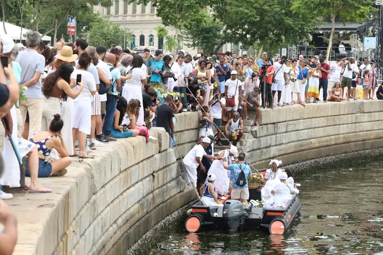 Rio de Janeiro (RJ), 02/02/2026 – O grupo Afoxé Filhos de Gandhi desfila no dia de Iemanjá pelas ruas da zona portuária do Rio de Janeiro. Foto: Tomaz Silva/Agência Brasil