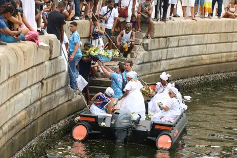 Rio de Janeiro (RJ), 02/02/2026 – O grupo Afoxé Filhos de Gandhi desfila no dia de Iemanjá pelas ruas da zona portuária do Rio de Janeiro. Foto: Tomaz Silva/Agência Brasil