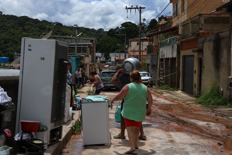 Tomaz Silva/Agência Brasil Juiz de Fora (MG), 25/02/2026 – Moradores retiram móveis de suas casas após fortes chuvas no bairro Cerâmica, na zona sudeste de Juiz de Fora. Foto: Tomaz Silva/Agência Brasil