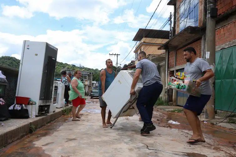 Juiz de Fora (MG), 25/02/2026 – Moradores retiram móveis de suas casas  após fortes chuvas no bairro Cerâmica, na zona sudeste de Juiz de Fora. Foto: Tomaz Silva/Agência Brasil