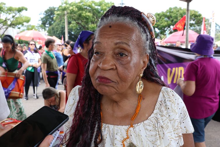  Brasília-DF- 08/03/2026 - Ato 08M em Brasília.  Lydia Garcia, aposentada, de 88 anos, professora de música, do coletivo de mulheres negras Baobá.  Foto: Valter Campanato/ Agência Brasil.
