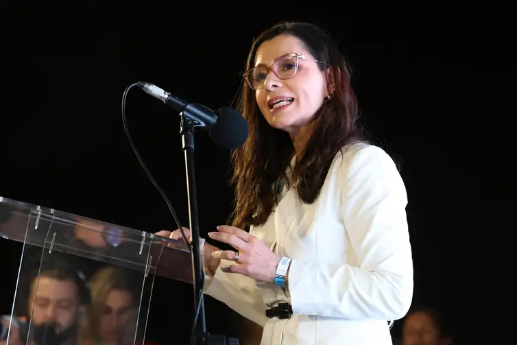 Rio de Janeiro (RJ), 04/03/2026 - A diretora-executiva da organização No More Foundation, Daniela Grelin, fala durante o lançamento da campanho Feminicídio Nunca Mais, organizada pela NO MORE Foundation, Agência Brasileira de Promoção Internacional do Turismo - Embratur e Empresa Brasil de Comunicação - EBC, no monumento do Cristo Redentor.  Foto: Rovena Rosa/Agência Brasil