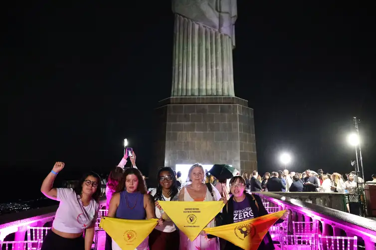 Rio de Janeiro (RJ), 04/03/2026 - Mulheres do Levante feminista contra o feminicídio participam do lançamento da campanho Feminicídio Nunca Mais, organizada pela NO MORE Foundation, Agência Brasileira de Promoção Internacional do Turismo - Embratur e Empresa Brasil de Comunicação - EBC, no monumento do Cristo Redentor.  Foto: Rovena Rosa/Agência Brasil