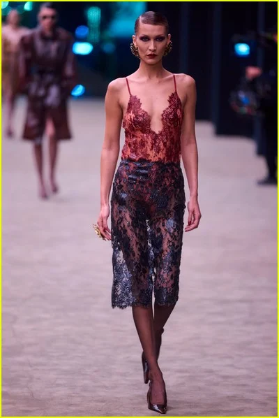 celebridades no desfile de moda de Saint Laurent