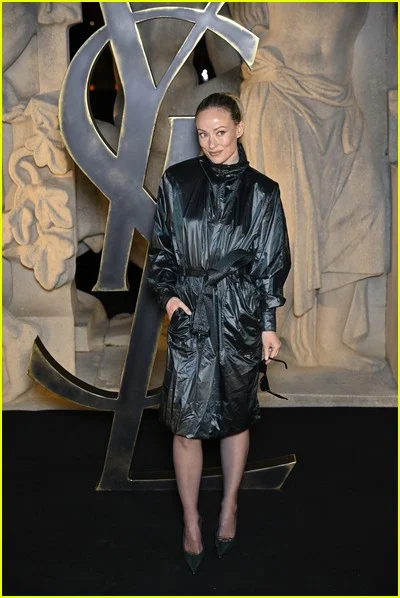 celebridades no desfile de moda de Saint Laurent