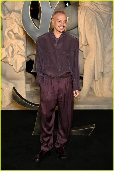 celebridades no desfile de moda de Saint Laurent