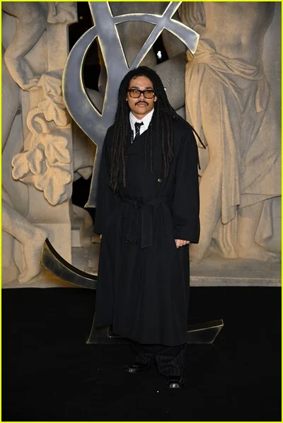 celebridades no desfile de moda de Saint Laurent