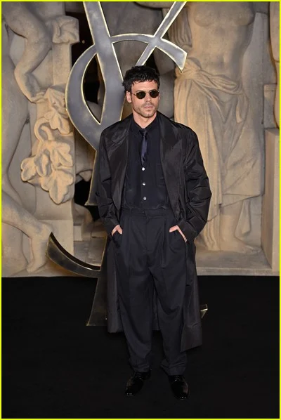 celebridades no desfile de moda de Saint Laurent