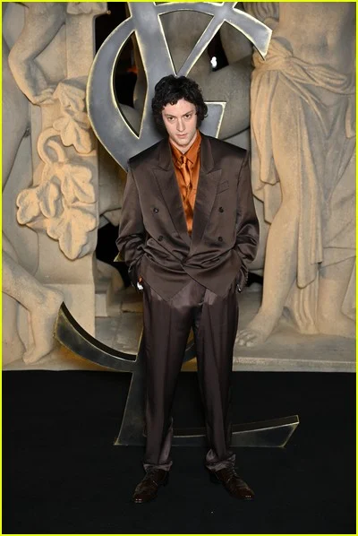 celebridades no desfile de moda de Saint Laurent