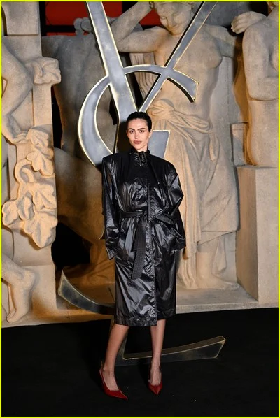 celebridades no desfile de moda de Saint Laurent