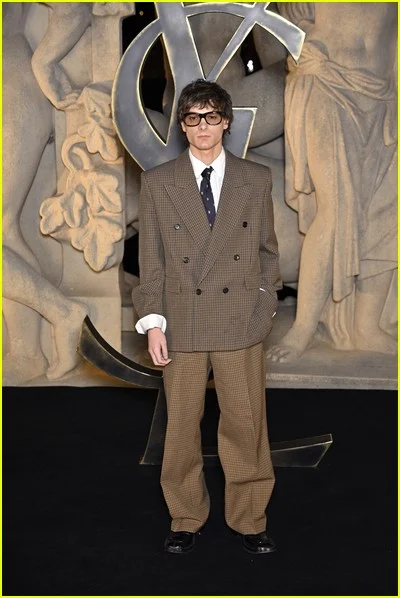 celebridades no desfile de moda de Saint Laurent