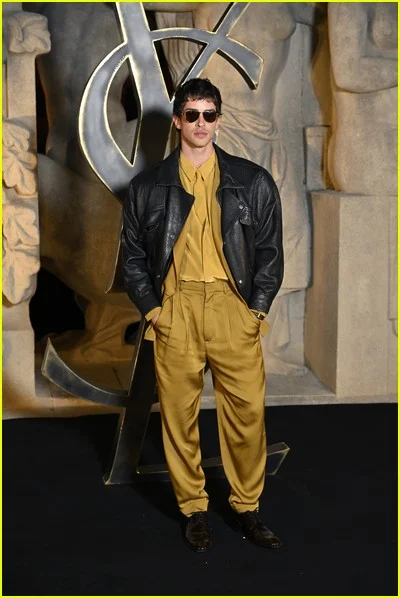 celebridades no desfile de moda de Saint Laurent