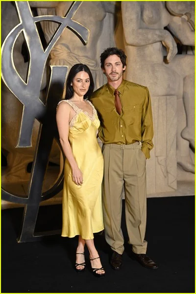 celebridades no desfile de moda de Saint Laurent