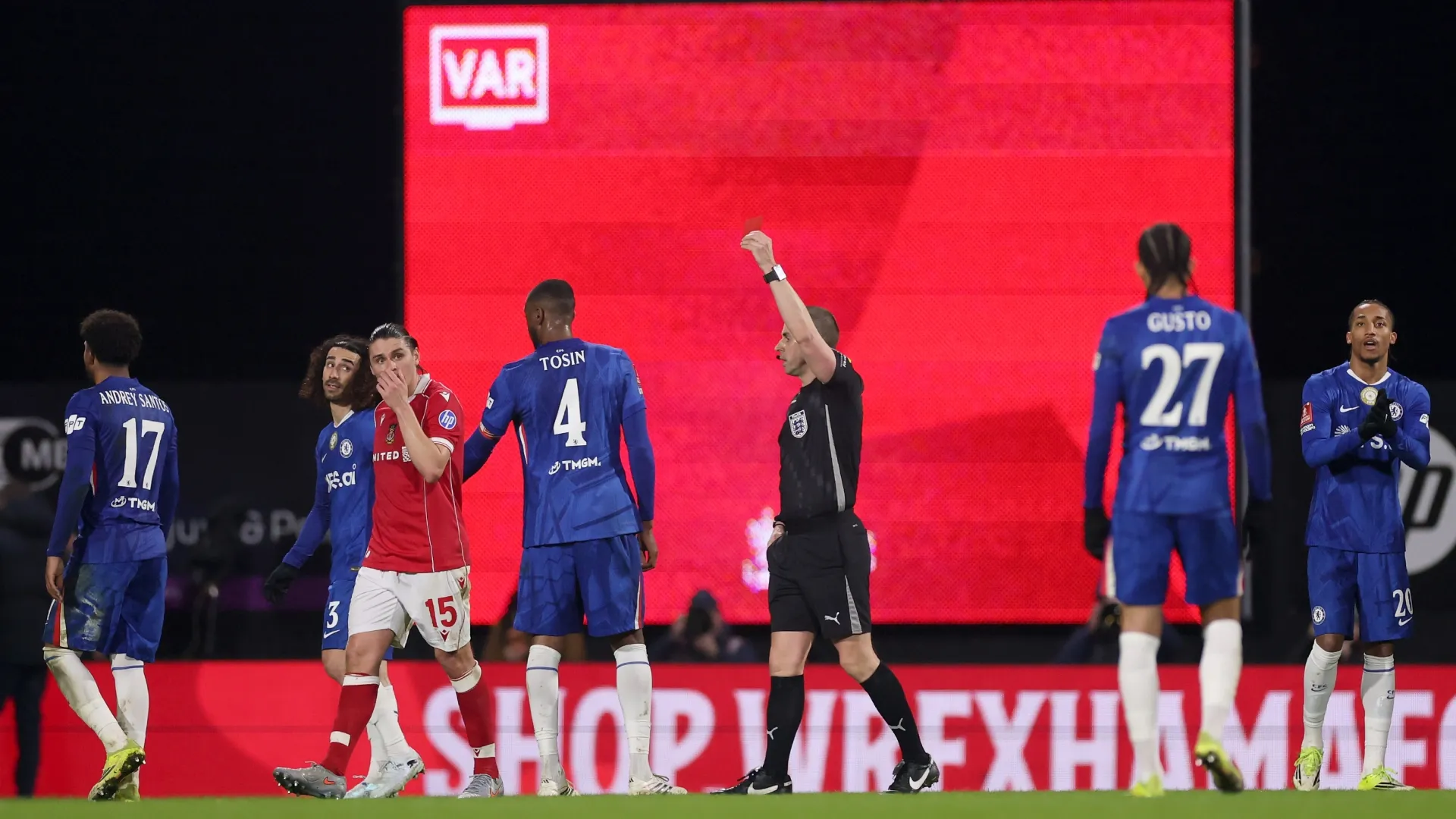 O árbitro Peter Bankes mostra cartão vermelho para George Dobson do Wrexham.