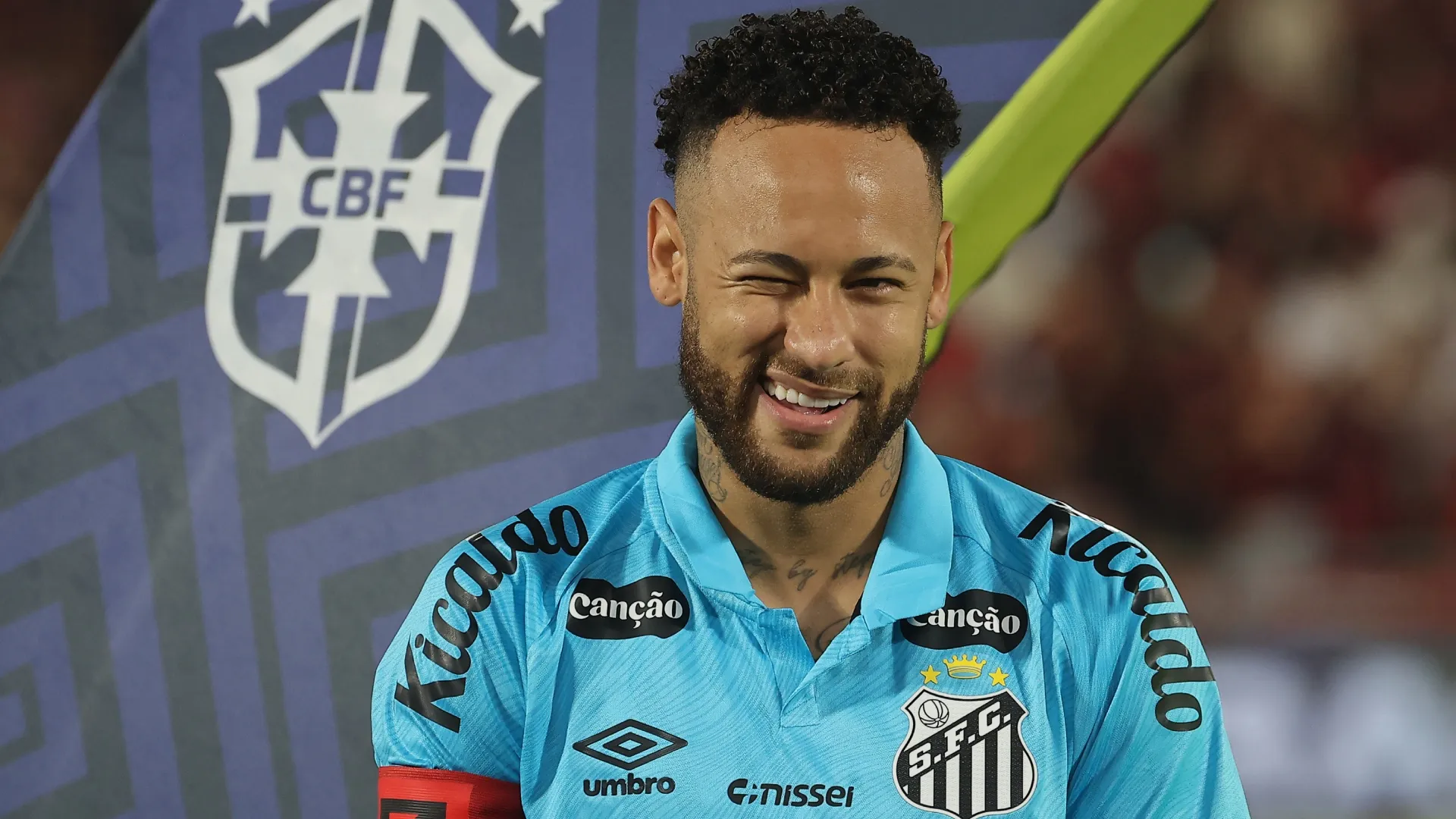 Neymar Jr, do Santos, sorri antes da partida.