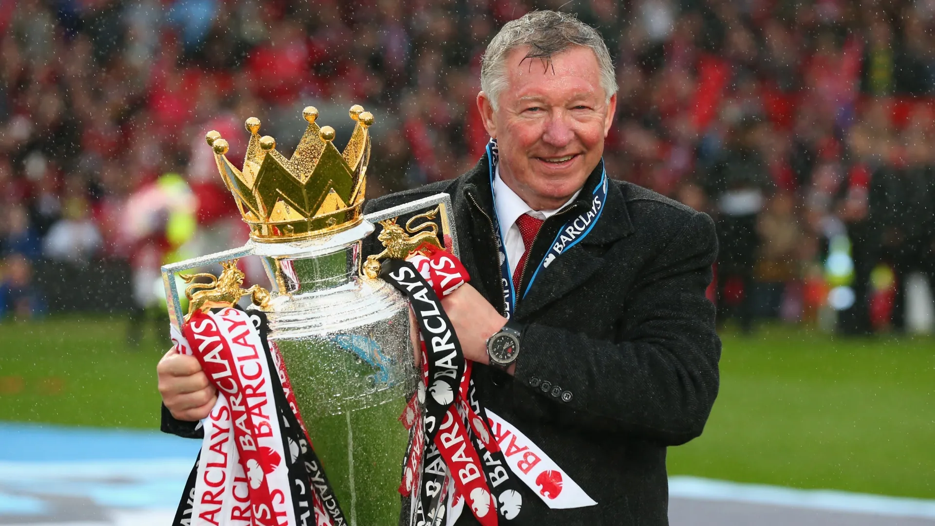 O técnico do Manchester United, Sir Alex Ferguson, comemora com o troféu da Premier League.