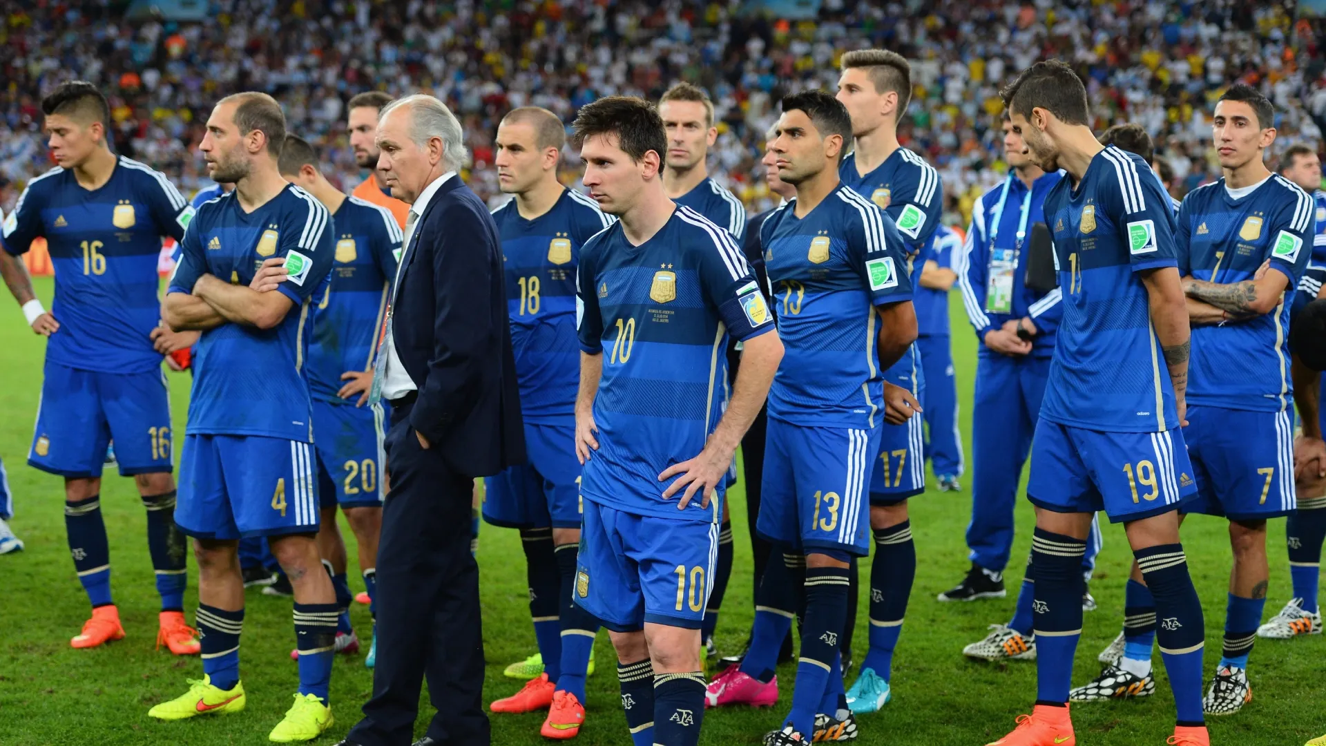 O técnico Alejandro Sabella e Lionel Messi, da Argentina, acompanham sua equipe depois de serem derrotados pela Alemanha por 1 a 0.