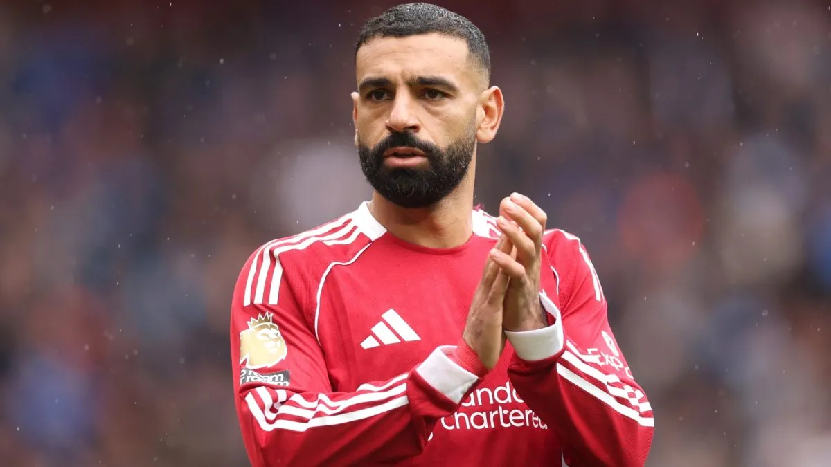Mohamed Salah, do Liverpool, aplaude os torcedores durante a partida da Premier League entre Liverpool e Everton em Anfield, em 20 de setembro de 2025, em Liverpool, Inglaterra.