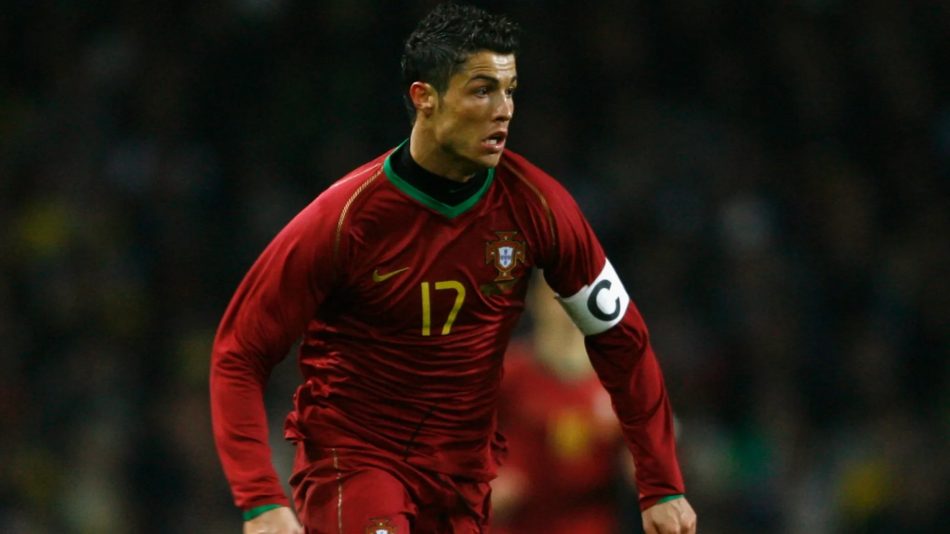 Cristiano Ronaldo usa pela primeira vez a braçadeira de capitão de Portugal.
