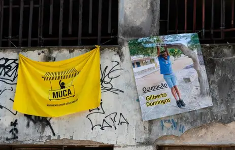 Foto: MUCA/Divulgação O Ministério Público Federal (MPF) apresentou à Justiça Federal proposta de acordo para destinar um imóvel do Instituto Nacional do Seguro Social (INSS) localizado na Rua Riachuelo, no Centro do Rio de Janeiro, à habitação de interesse social. O prédio, que está sem utilização há mais de 30 anos, abriga atualmente a Ocupação Gilberto Domingos, composta por 115 pessoas em situação de vulnerabilidade socioeconômica, entre elas 36 crianças e adolescentes e 14 idosos. A medida busca assegurar direitos fundamentais das famílias residentes e encerrar a disputa judicial envolvendo a posse do imóvel. Foto: MUCA/Divulgação