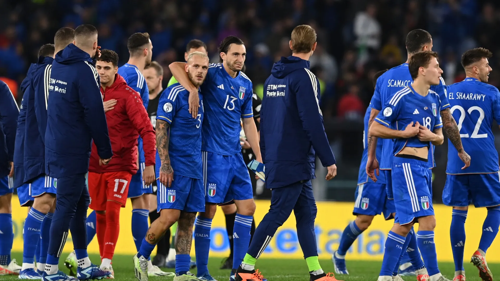 Jogadores da Itália caminhando