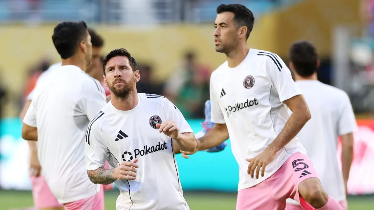 Lionel Messi e Sergio Busquets do Inter Miami se aquecendo.