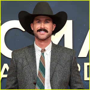 A cantora country Riley Green é atingida no rosto por um telefone durante show