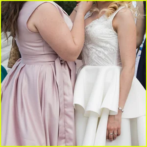 A dama de honra se preocupa por ter arruinado o casamento de sua amiga e o relacionamento 'permanentemente danificado', outros acham que a noiva é uma 'vilã'