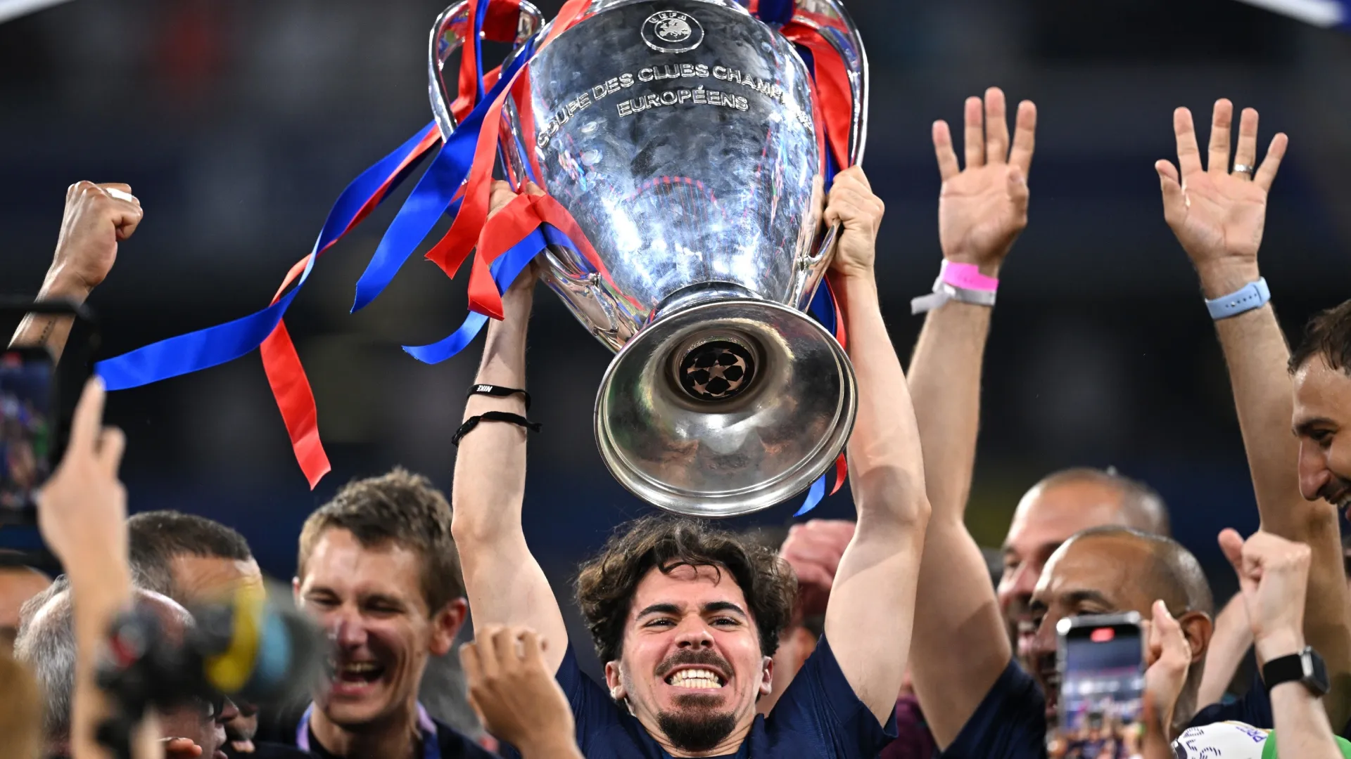 Vitinha, do Paris Saint-Germain, levanta a Liga dos Campeões da UEFA.