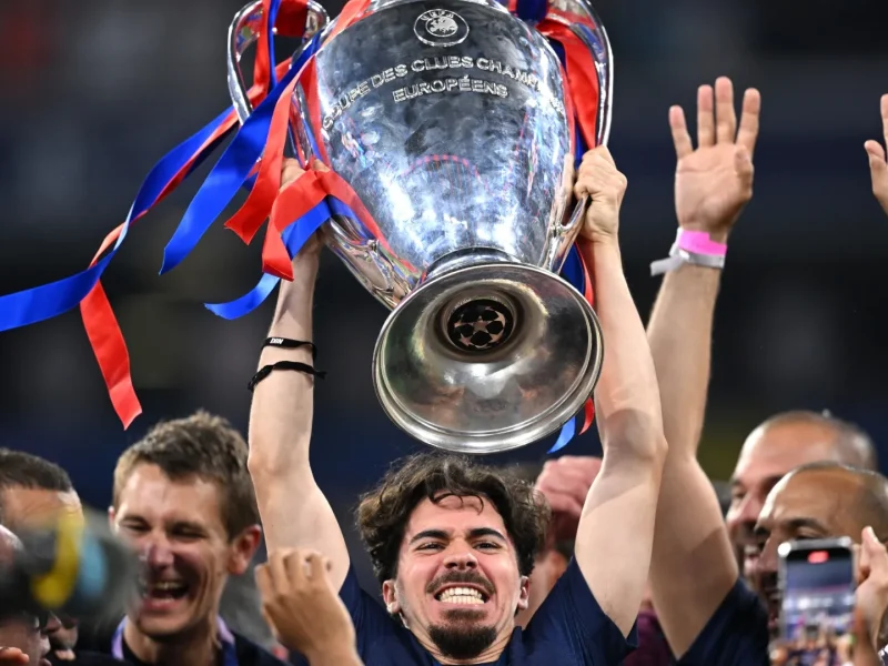 A estrela do PSG, Vitinha, destaca a diferença fundamental entre o trio Messi-Neymar-Mbappé e o atual time vencedor da Liga dos Campeões