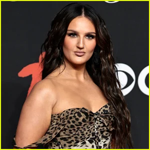 A estrela do TikTok, Mikayla Nogueria, chega ao 'melhor encontro' de sua 'vida inteira' semanas após anunciar publicamente o divórcio