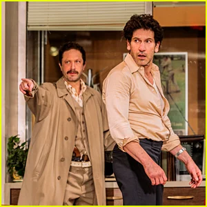 A peça da Broadway de Jon Bernthal e Ebon Moss-Bachrach, 'Dog Day Afternoon', estreia galeria completa de fotos