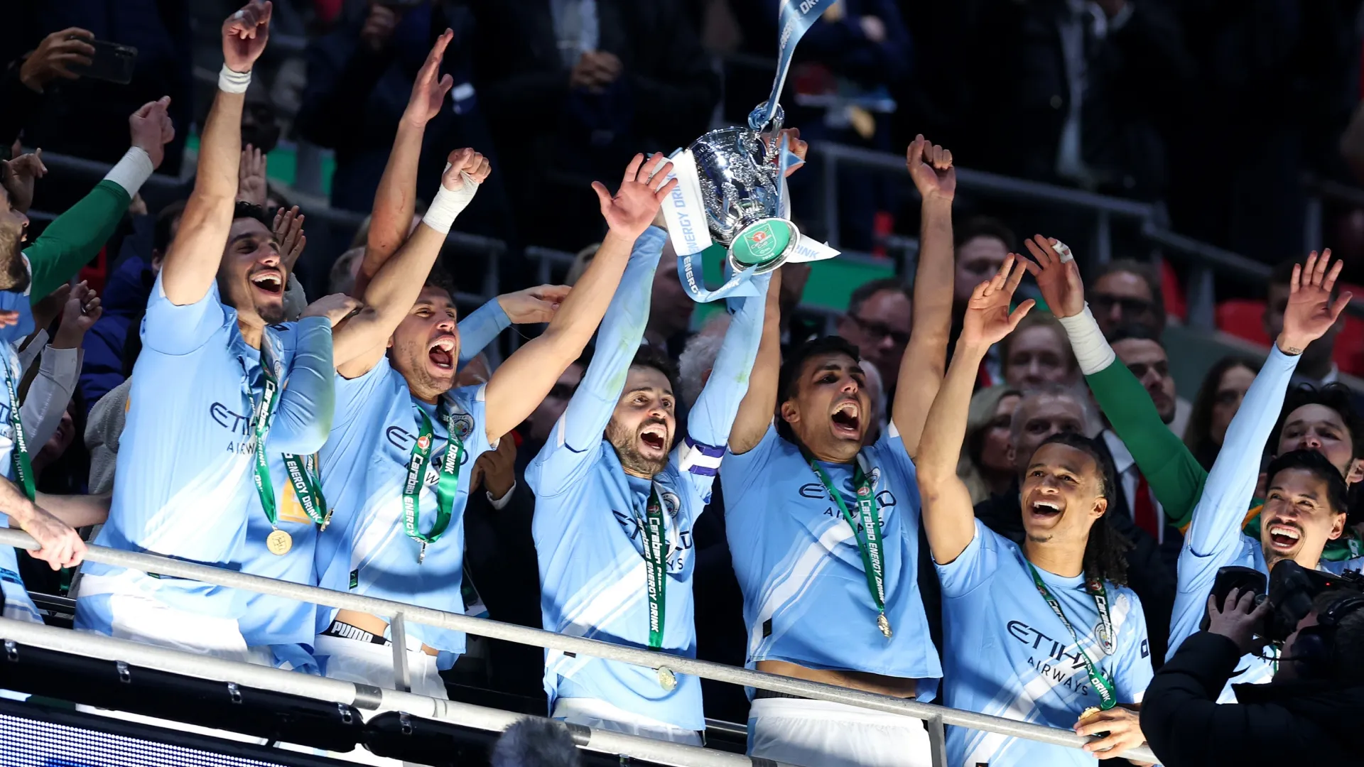 Bernardo Silva, do Manchester City, levanta o troféu da Carabao Cup.
