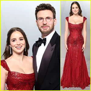 Alba Baptista muda para vestido vermelho para festa do Oscar da Vanity Fair com Chris Evans