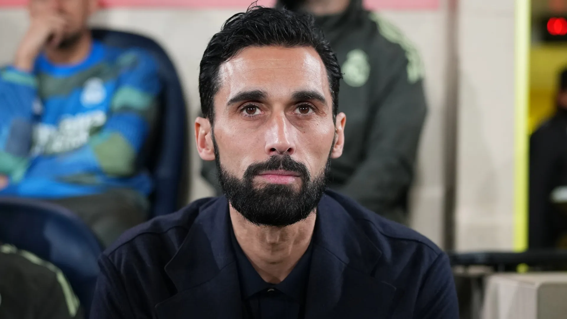 Álvaro Arbeloa, treinador do Real Madrid, observa