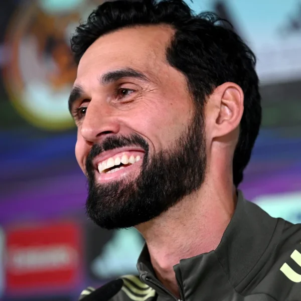 Álvaro Arbeloa pode permanecer no Real Madrid, já que a equipe o apoia em meio a um grande impacto no vestiário