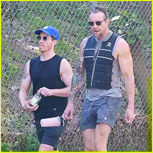 Amigos de longa data Dax Shepard e Shaun White se encontram para uma caminhada matinal de sexta-feira em Los Angeles