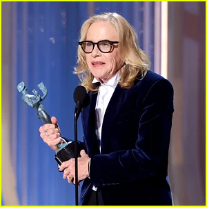Amy Madigan faz a icônica corrida de 'armas' ao aceitar o prêmio de melhor atriz coadjuvante no Actor Awards 2026