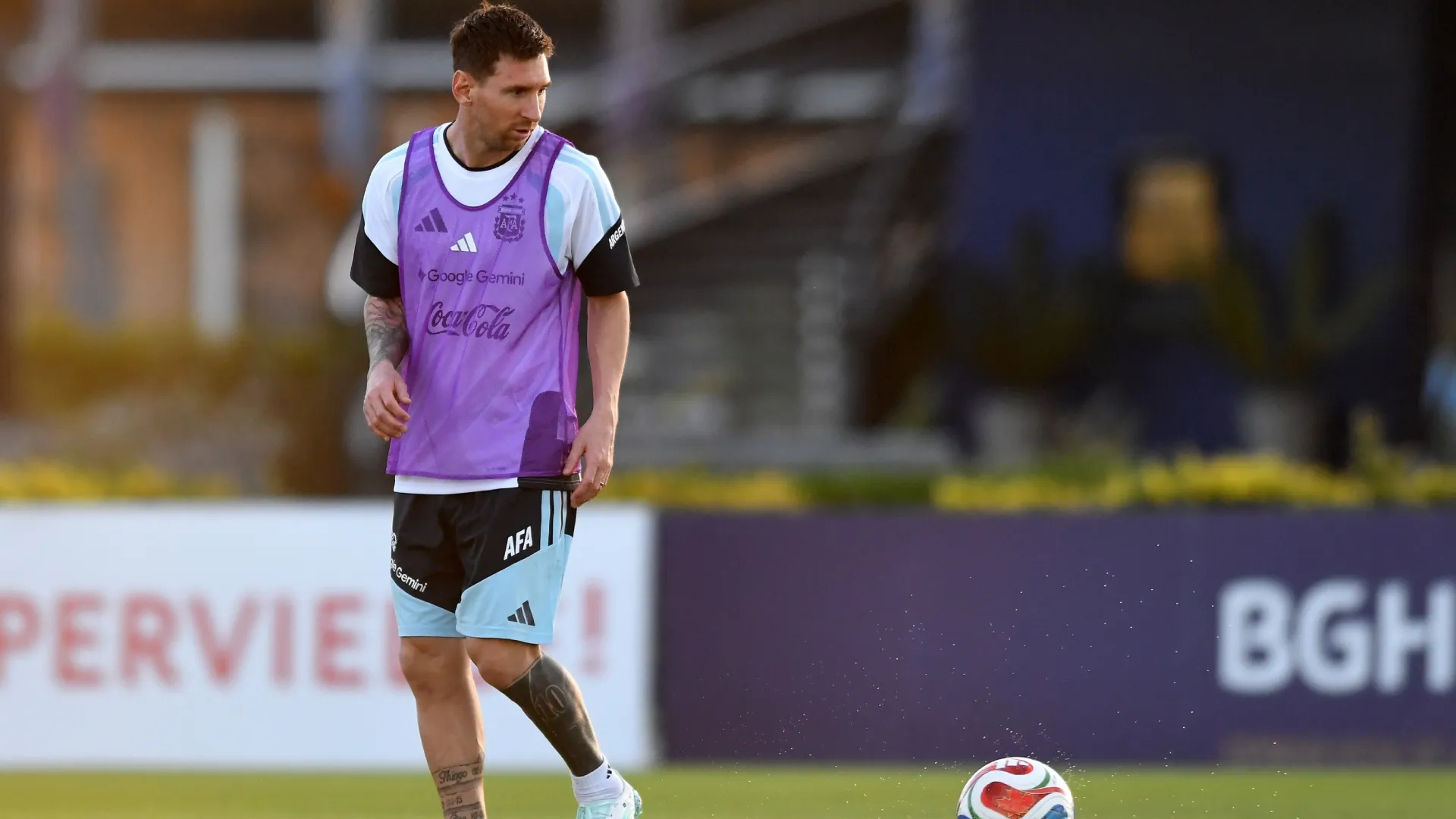 Lionel Messi, da Argentina, controla a bola durante um treino.