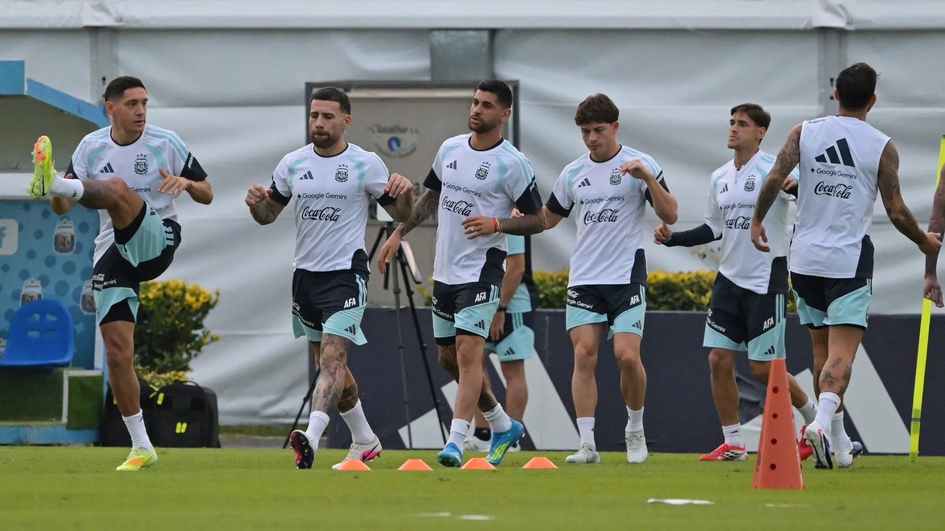 Jogadores argentinos se aquecendo durante um treino no centro de treinamento de Lionel Messi.
