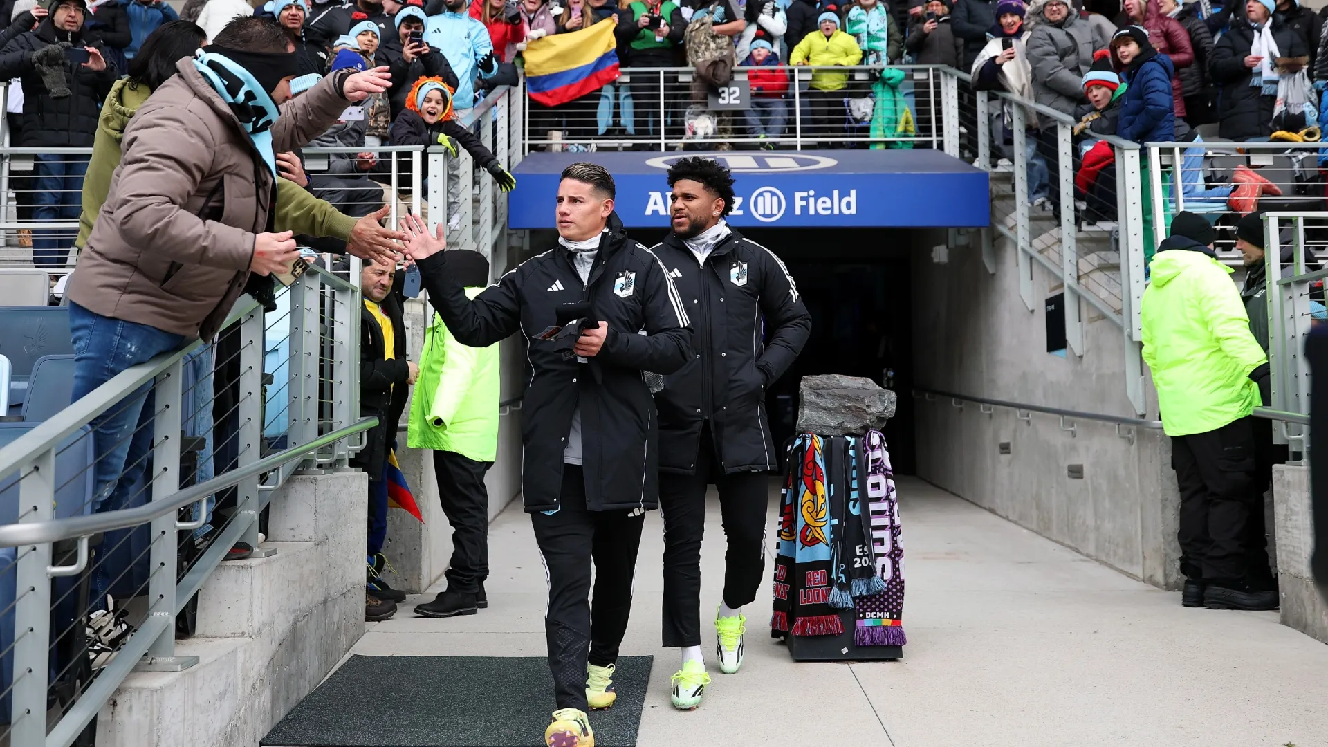 James Rodríguez, nº 10 do Minnesota United, cumprimenta os torcedores antes do jogo contra o FC Cincinnati.