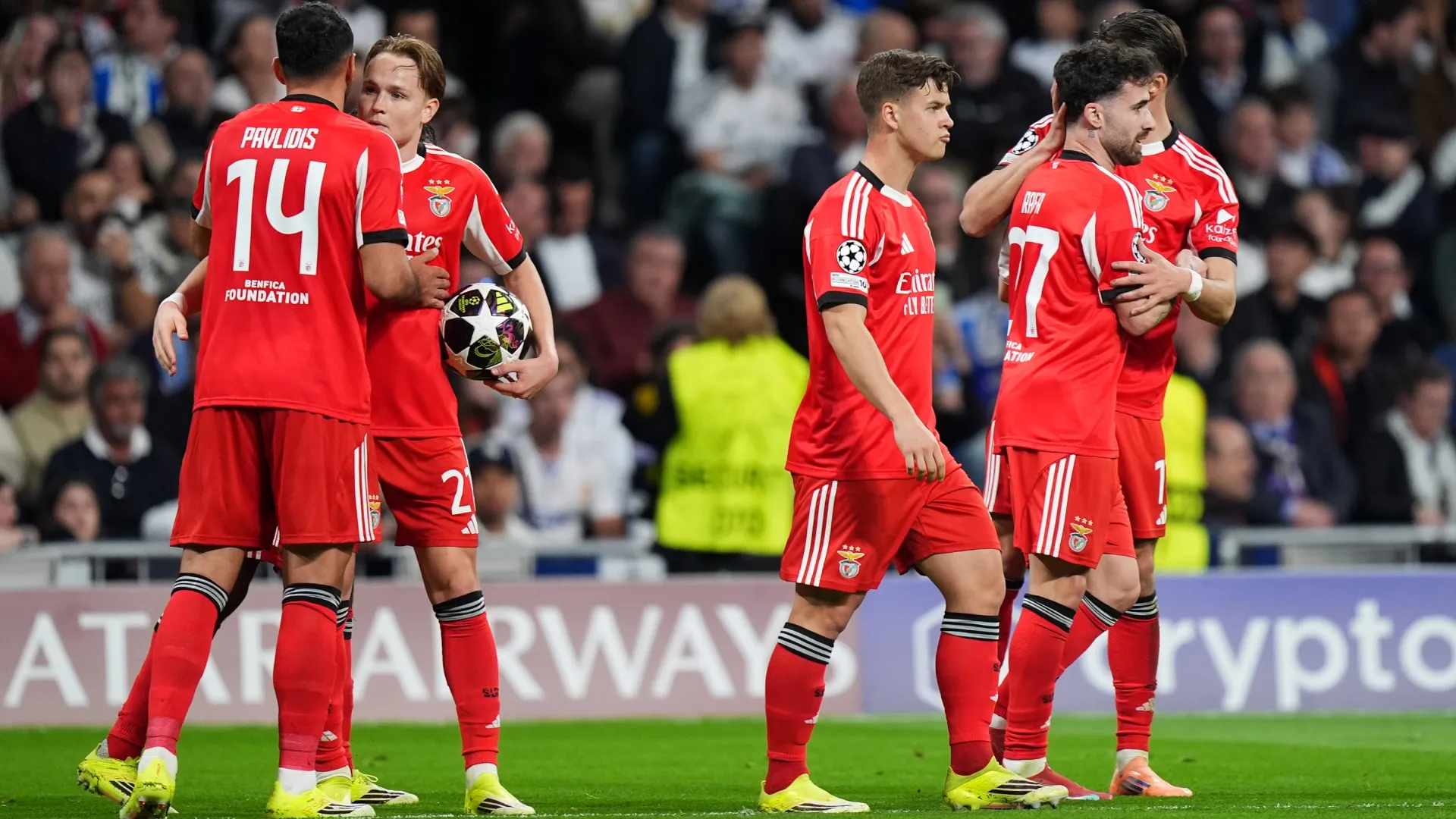 Jogadores do SL Benfica comemorando um gol contra o Real Madrid na Liga dos Campeões da UEFA.