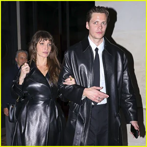 Bill Skarsgard faz uma rara aparição pública com sua namorada de longa data, Alida Moberg