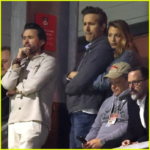 Blake Lively se junta ao marido Ryan Reynolds e Rob Mac no jogo Wrexham x Chelsea