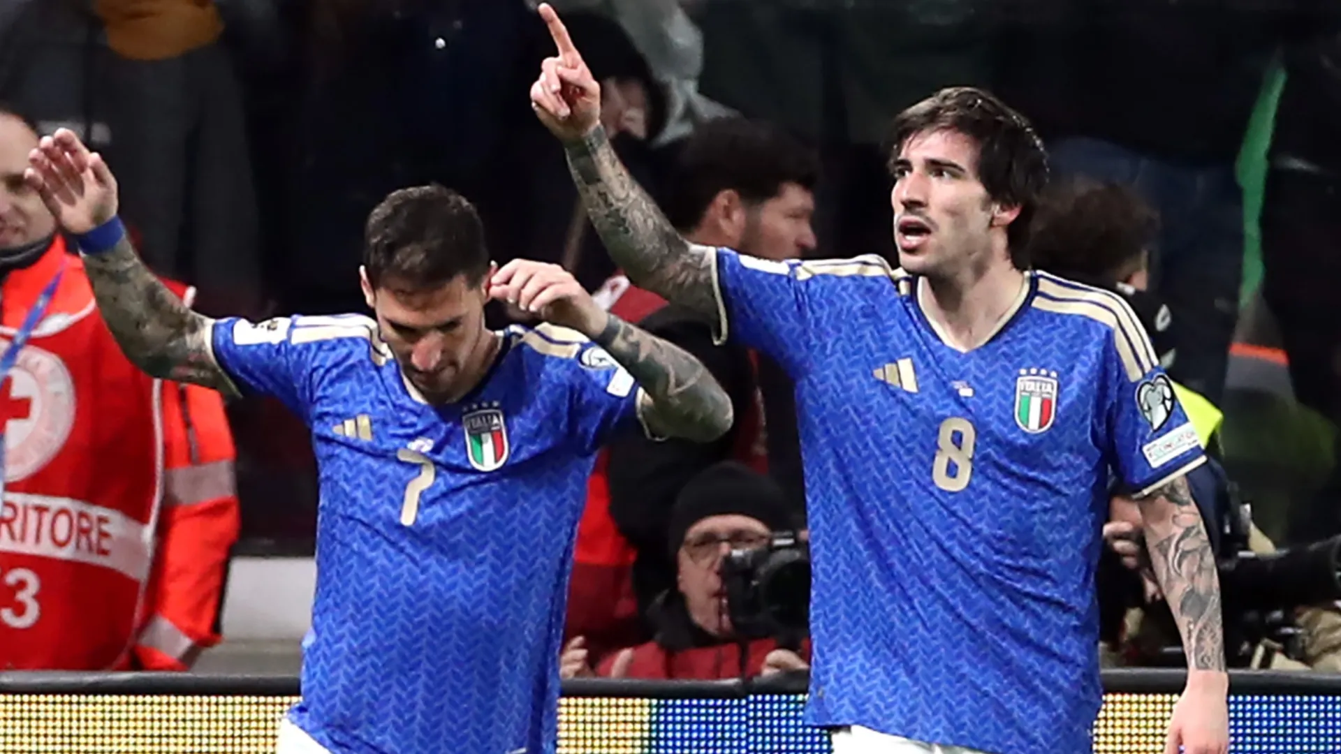 Sandro Tonali, da Itália, comemora o primeiro gol de seu time nas eliminatórias europeias para a Copa do Mundo da FIFA 2026.