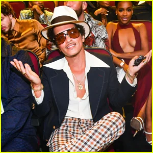 Bruno Mars alcança o primeiro álbum em primeiro lugar em 13 anos com 'The Romantic', estreia no topo da Billboard 200