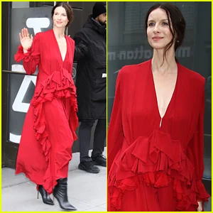 Caitriona Balfe é uma visão vermelha para a promoção de 'Outlander' em Nova York